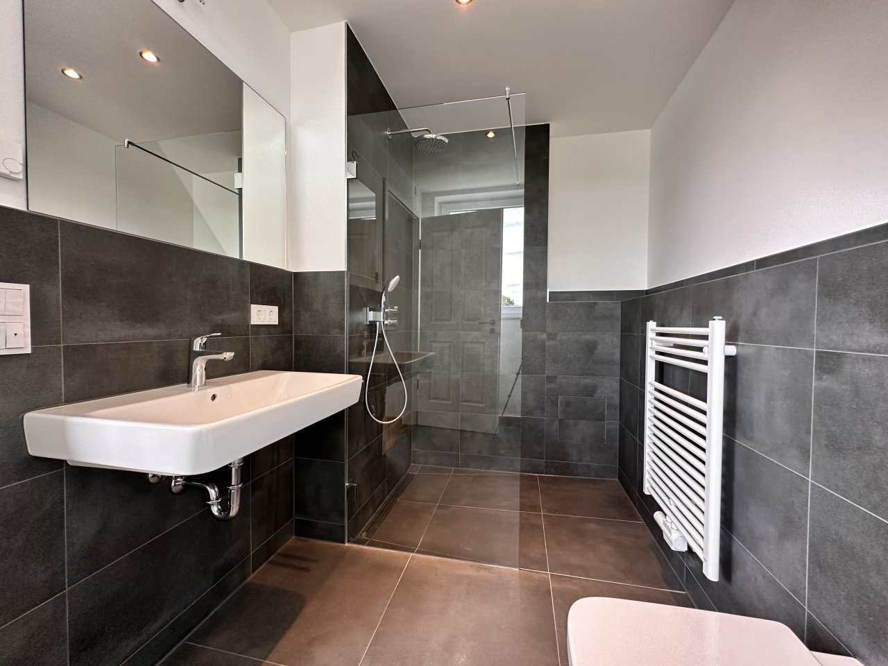 Neubau ** große Dachterrasse ** großer Balkon * EBK * TG-Stellplatz