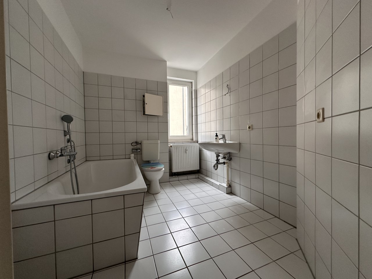Sonnige Wohnung in Engelsdorf  * ruhige Lage * Südbalkon * EBK * Stellplatz *