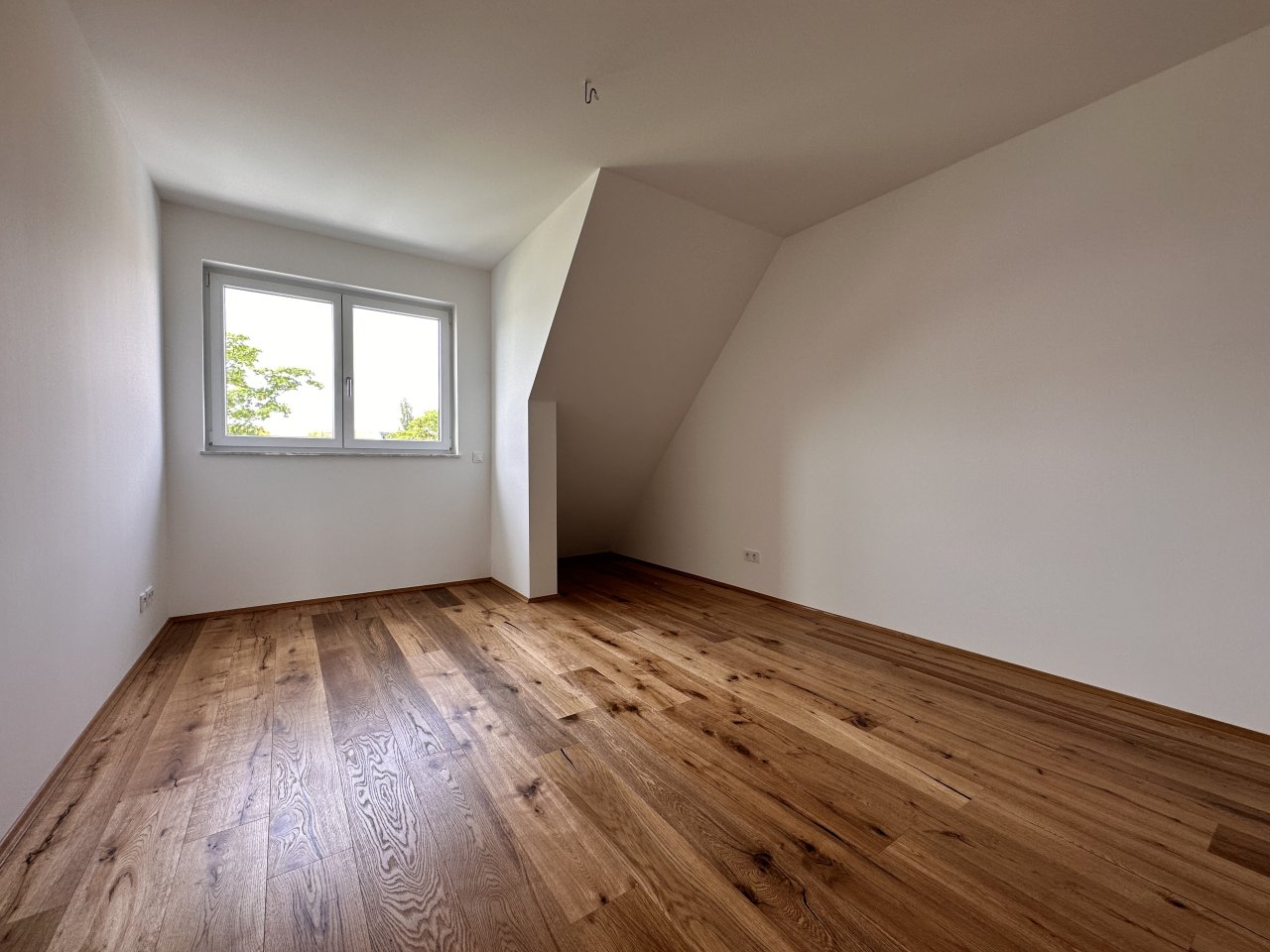 Exklusive Dachgeschosswohnung ** große Dachterrasse ** großer Balkon ** Einbauküche ** Tiefgarage