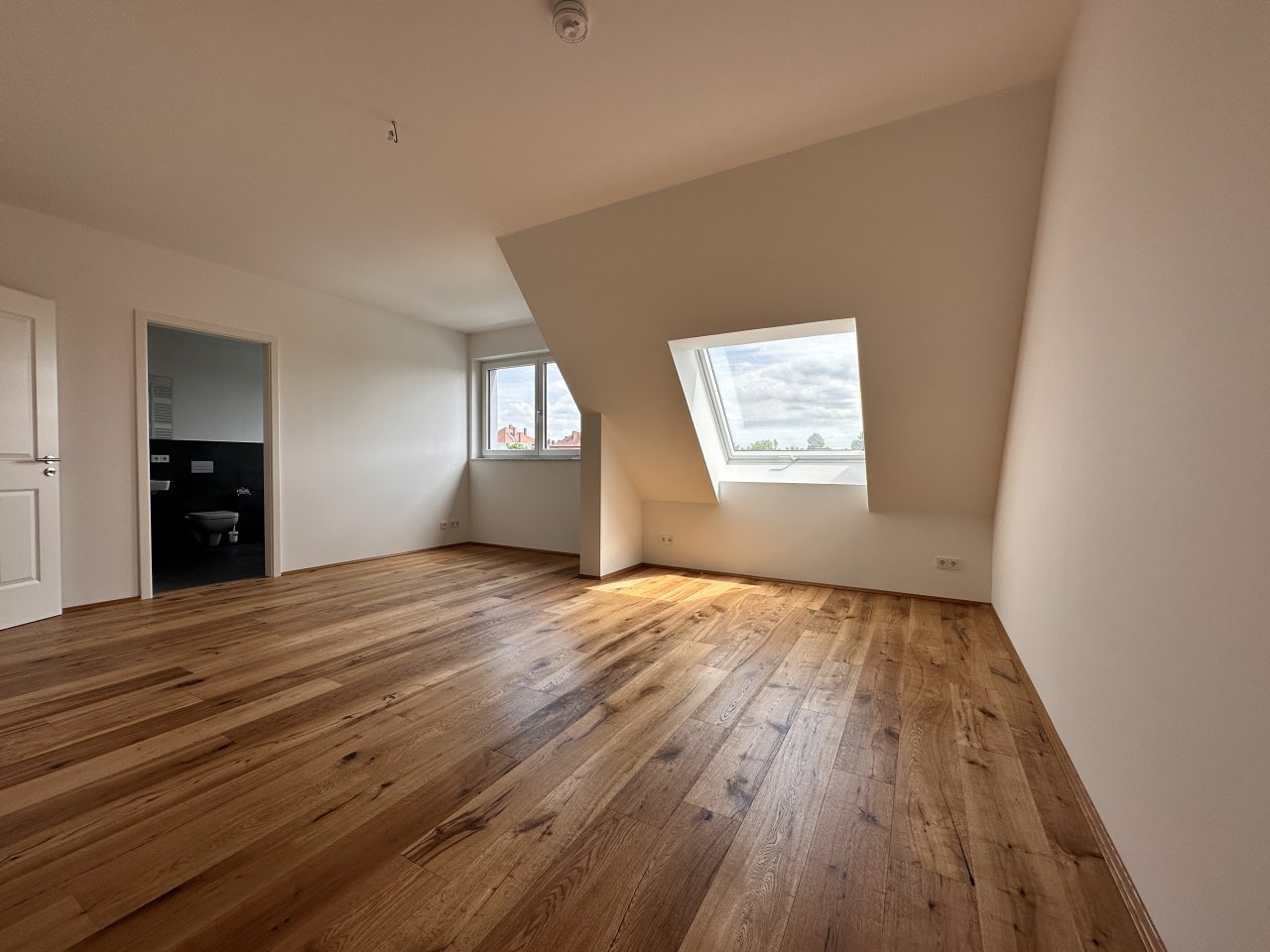 Exklusive Dachgeschosswohnung ** große Dachterrasse ** großer Balkon ** Einbauküche ** Tiefgarage