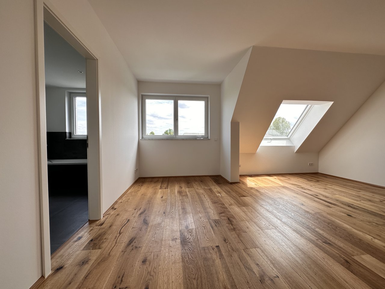 Exklusive Dachgeschosswohnung ** große Dachterrasse ** großer Balkon ** Einbauküche ** Tiefgarage
