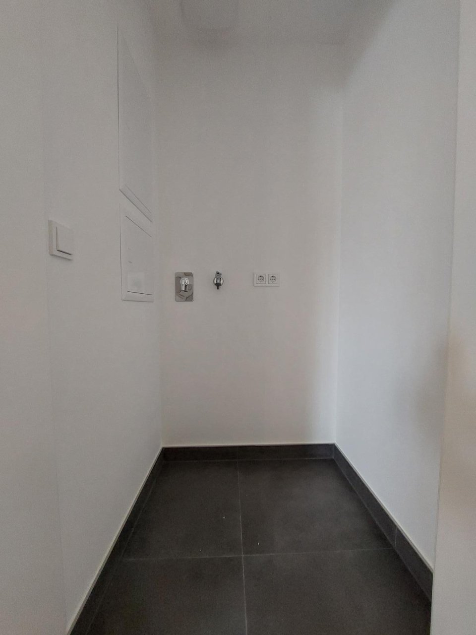 Exklusive Dachgeschosswohnung ** große Dachterrasse ** großer Balkon ** Einbauküche ** Tiefgarage