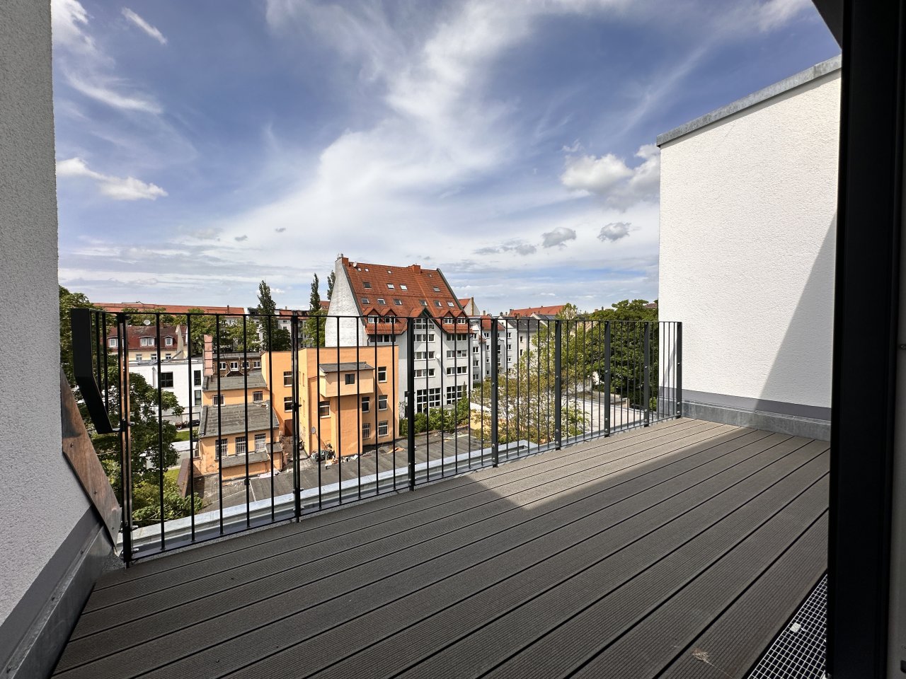 Exklusive Dachgeschosswohnung ** große Dachterrasse ** großer Balkon ** Einbauküche ** Tiefgarage