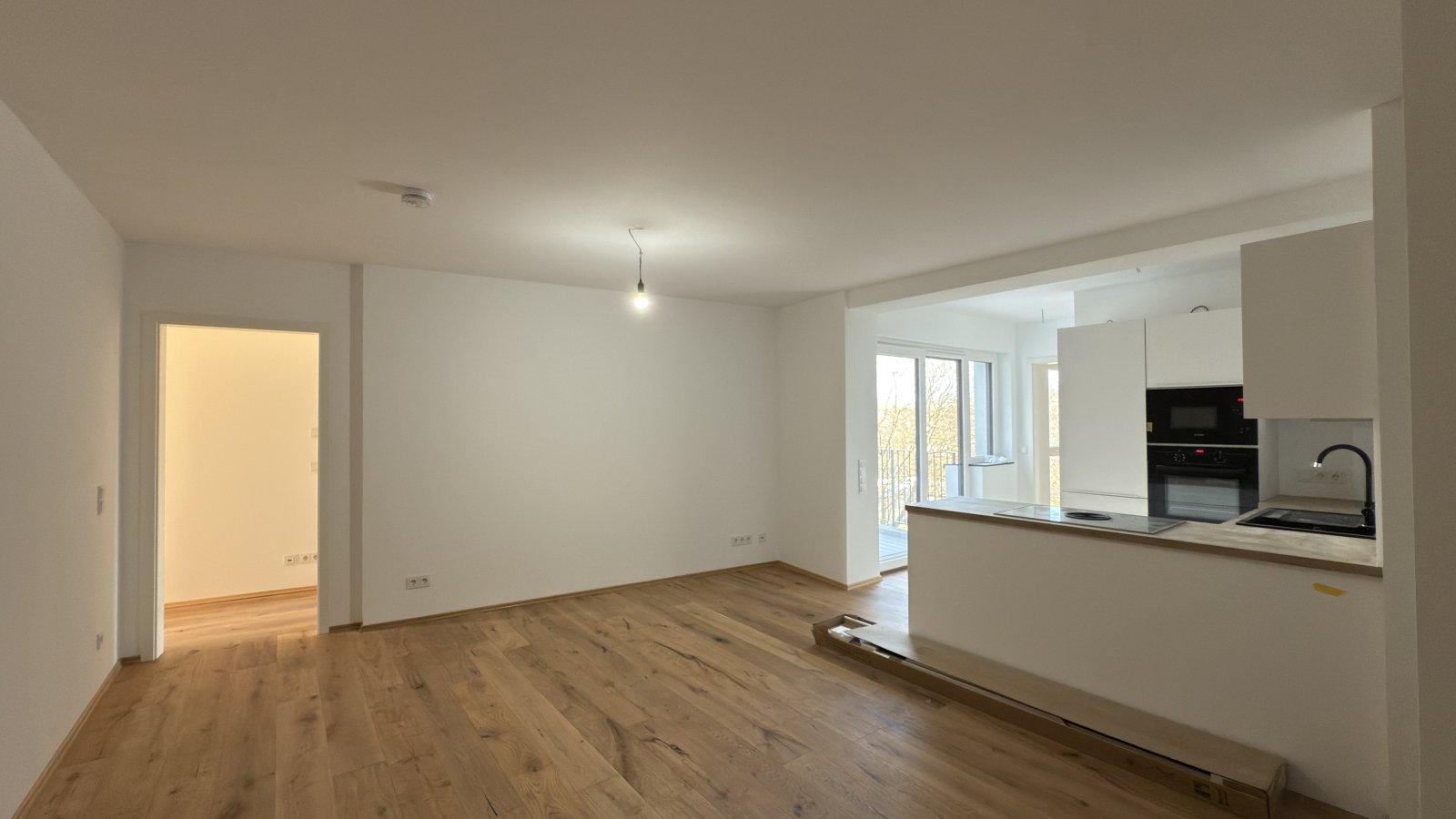 VERMIETET: ** ERSTBEZUG am Park ** Neubau ** 4-Raum WE ** großer Balkon ** Einbauküche ** Lift