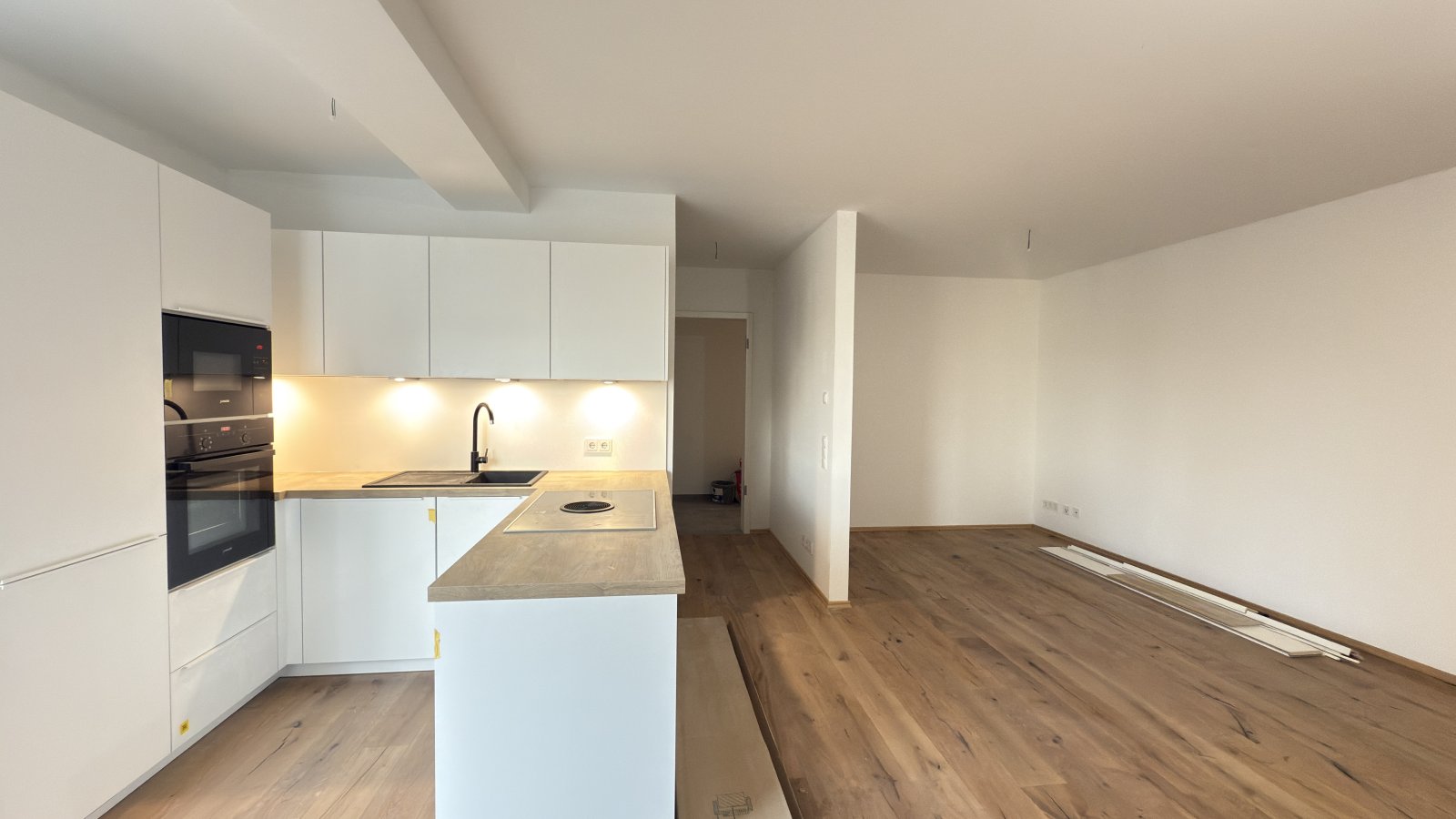 VERMIETET: ** ERSTBEZUG am Park ** Neubau ** 4-Raum WE ** großer Balkon ** Einbauküche ** Lift