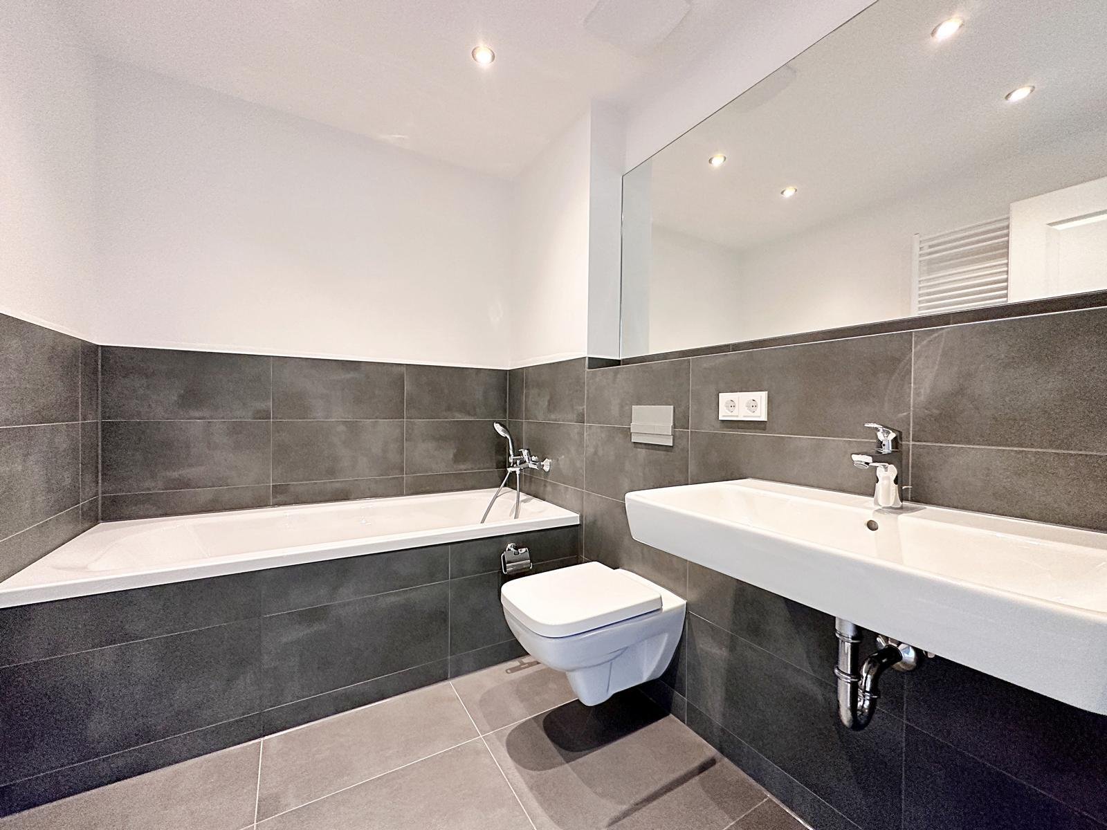 VERMIETET: Traumhafte 4-Raumwohnung ** Terrasse ** Einbauküche ** Tiefgarage