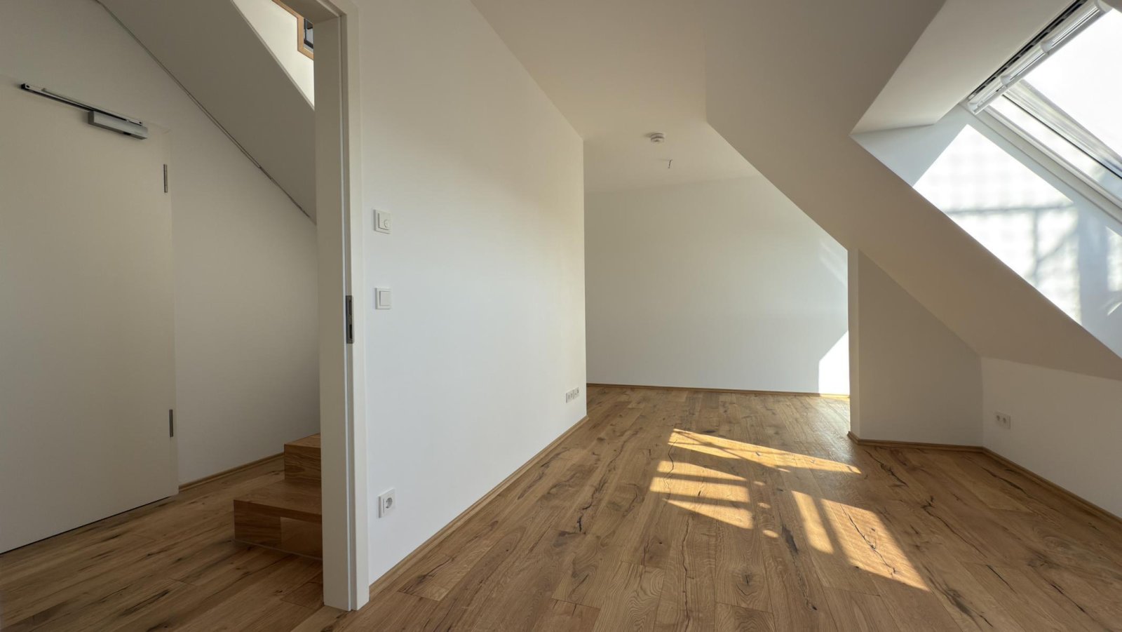 ** Wohntraum mit Fernblick ** Dachgeschoss-Maisonette mit Dachterrasse ** Einbauküche ** 2 Bäder ** Lift ** Parkett