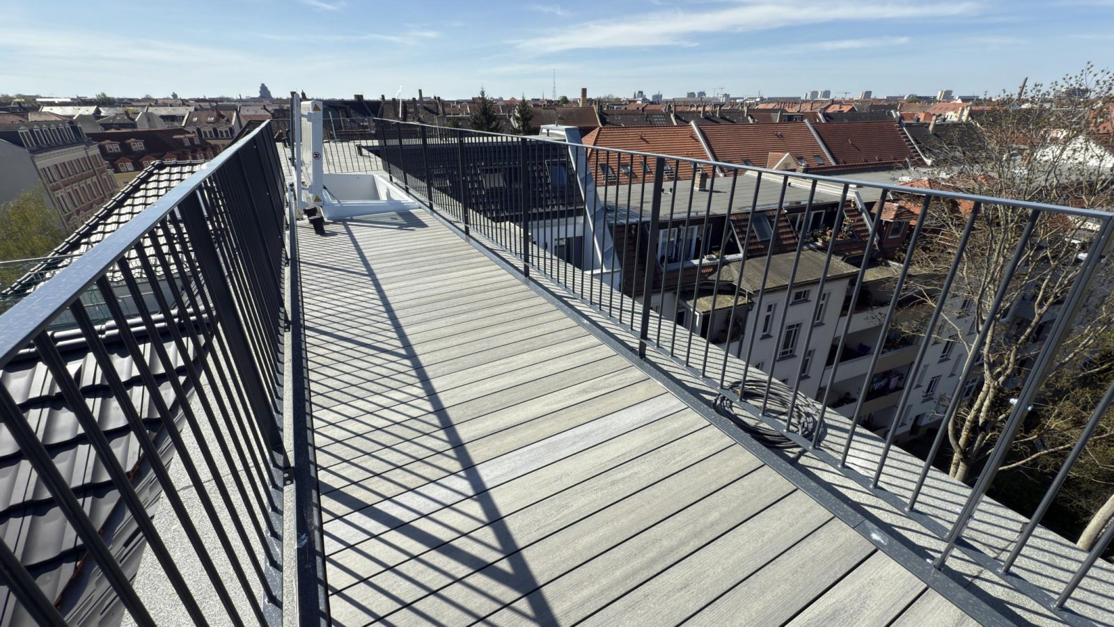 ** Wohntraum mit Fernblick ** Dachgeschoss-Maisonette mit Dachterrasse ** Einbauküche ** 2 Bäder ** Lift ** Parkett