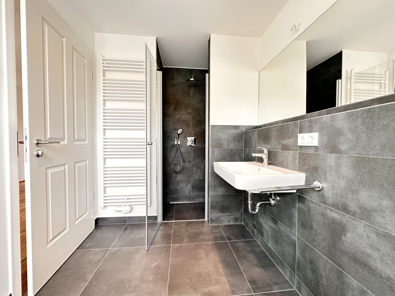 VERMIETET: Edle Maisonette-Wohnung mit großem Balkon, Einbauküche, 2 Bädern, Lift, 2 TG-Stellplätzen