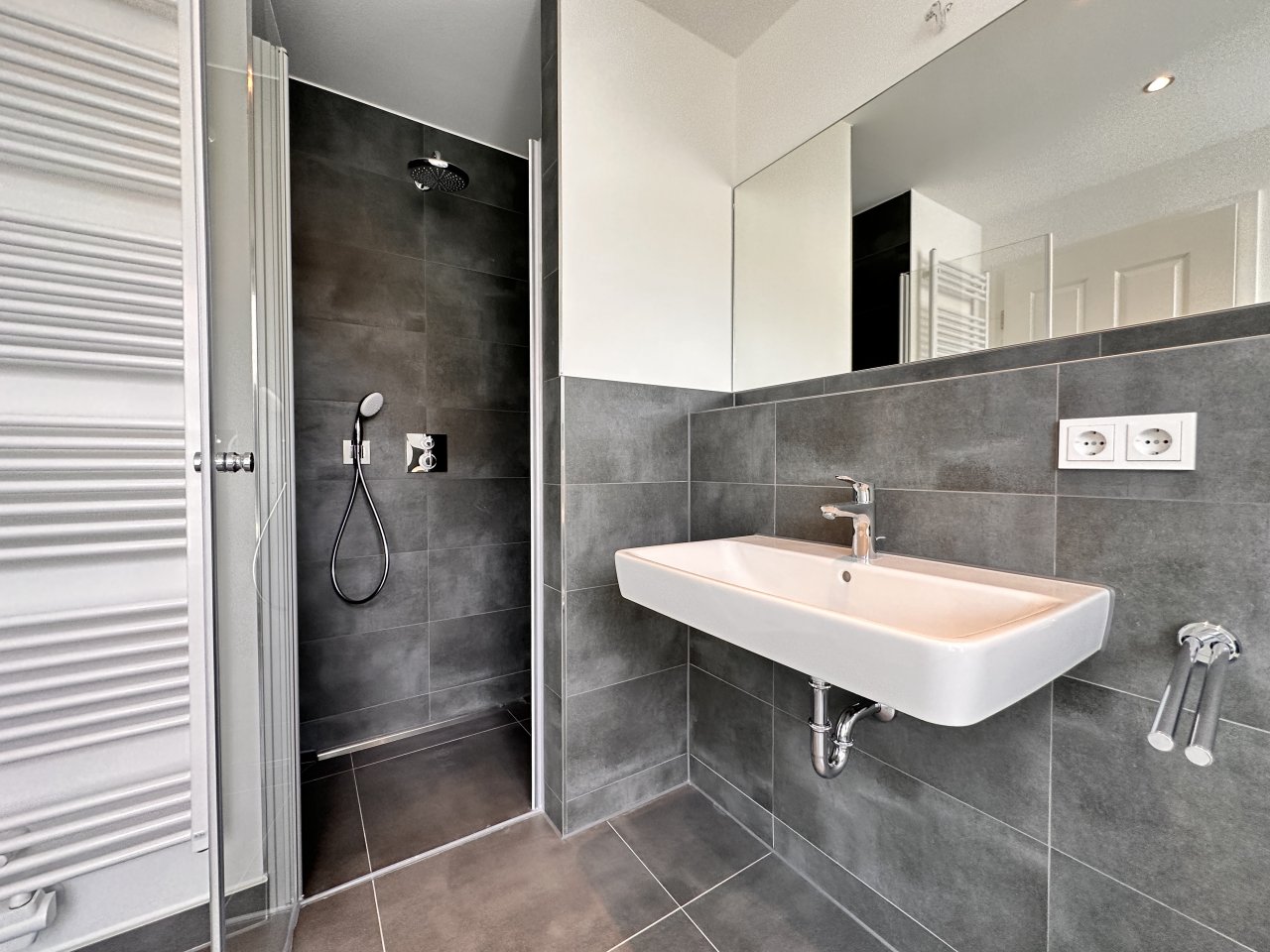 VERMIETET: Edle Maisonette-Wohnung mit großem Balkon, Einbauküche, 2 Bädern, Lift, 2 TG-Stellplätzen