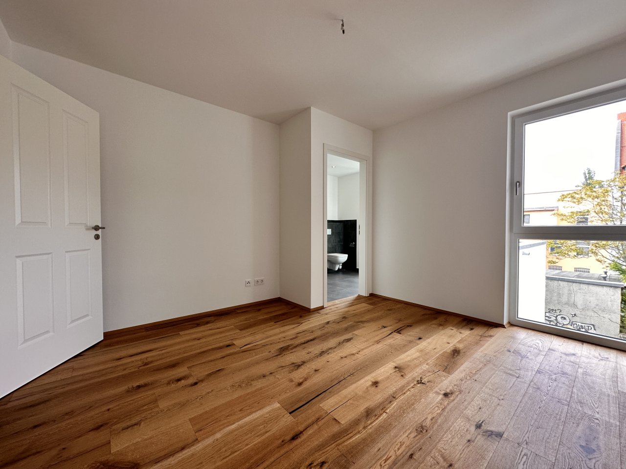 VERMIETET: Edle Maisonette-Wohnung mit großem Balkon, Einbauküche, 2 Bädern, Lift, 2 TG-Stellplätzen