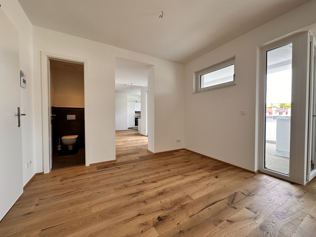 VERMIETET: Edle Maisonette-Wohnung mit großem Balkon, Einbauküche, 2 Bädern, Lift, 2 TG-Stellplätzen