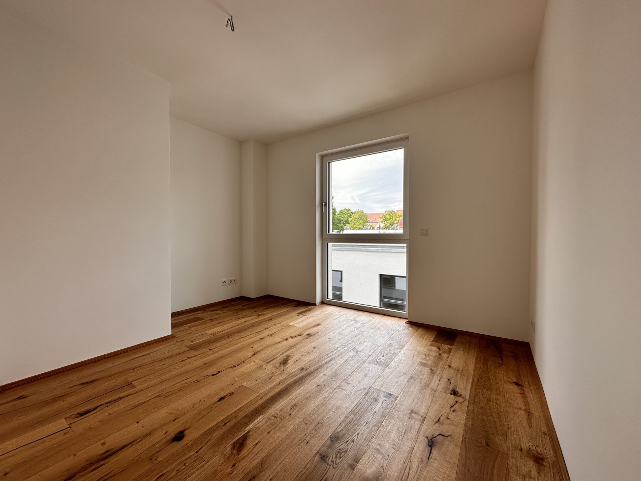 VERMIETET: Edle Maisonette-Wohnung mit großem Balkon, Einbauküche, 2 Bädern, Lift, 2 TG-Stellplätzen
