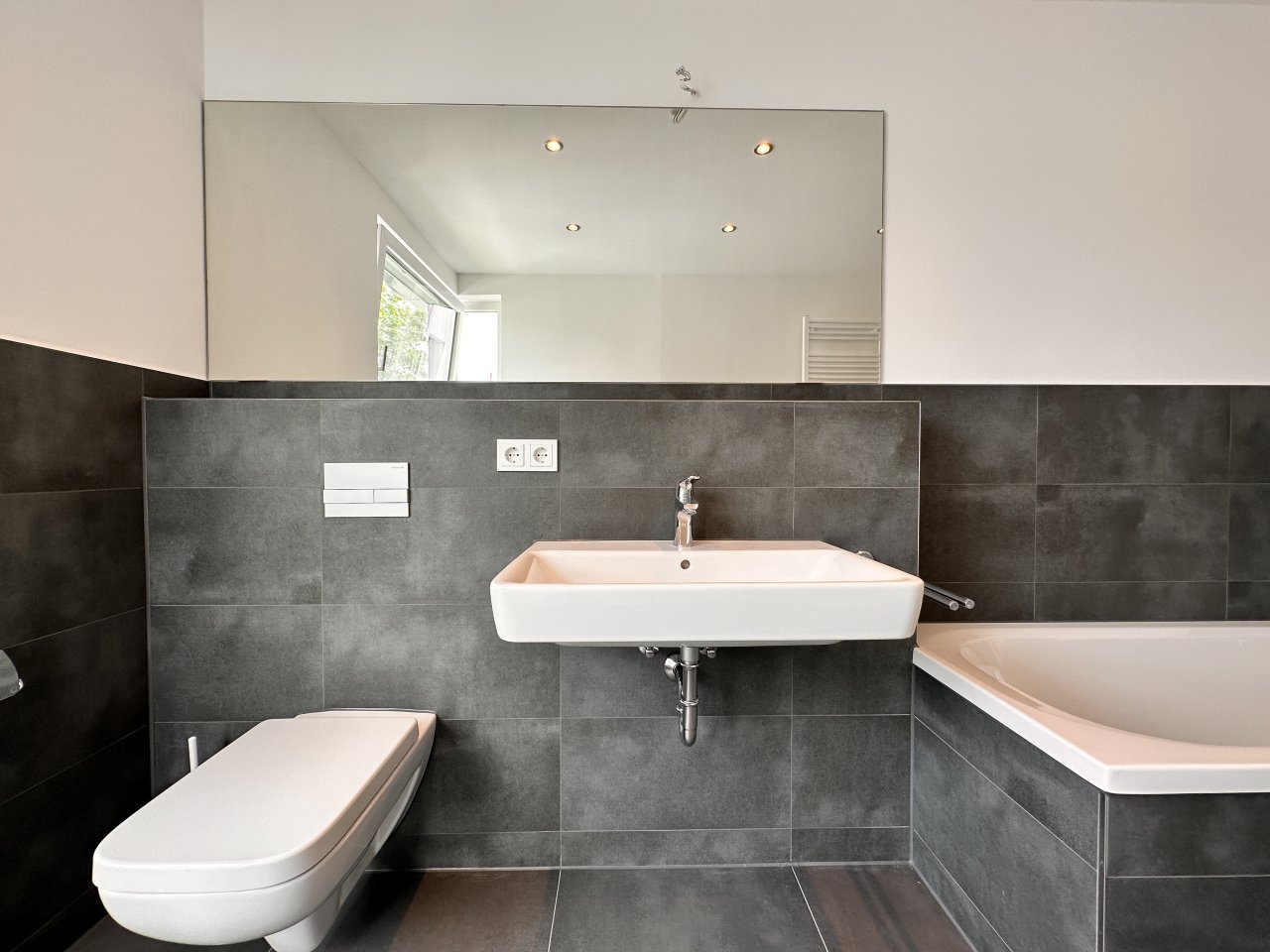 VERMIETET: Edle Maisonette-Wohnung mit großem Balkon, Einbauküche, 2 Bädern, Lift, 2 TG-Stellplätzen