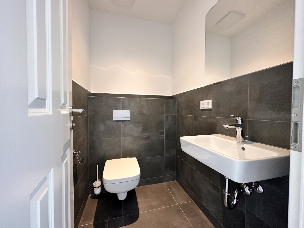 VERMIETET: Edle Maisonette-Wohnung mit großem Balkon, Einbauküche, 2 Bädern, Lift, 2 TG-Stellplätzen