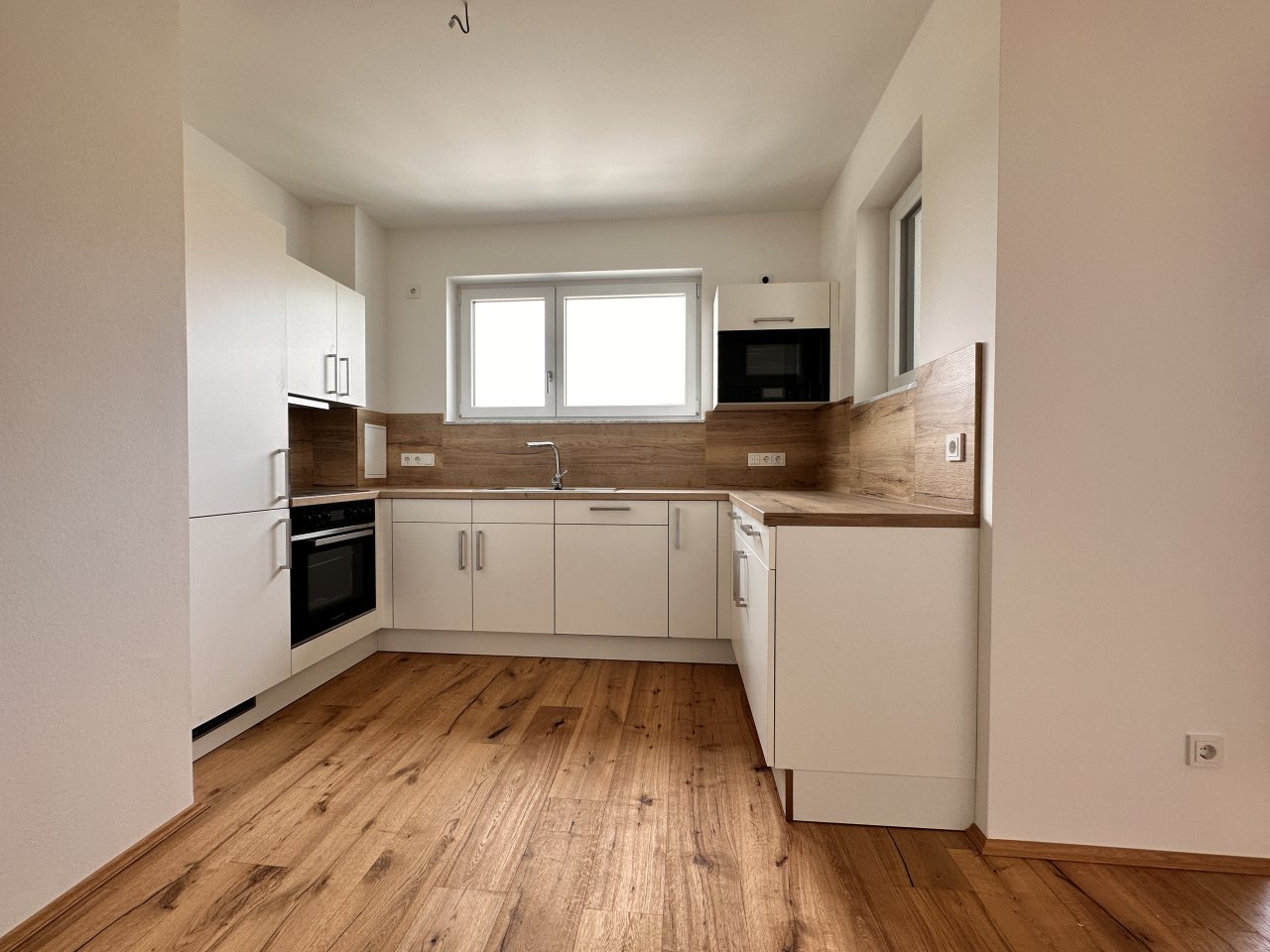 VERMIETET: Edle Maisonette-Wohnung mit großem Balkon, Einbauküche, 2 Bädern, Lift, 2 TG-Stellplätzen