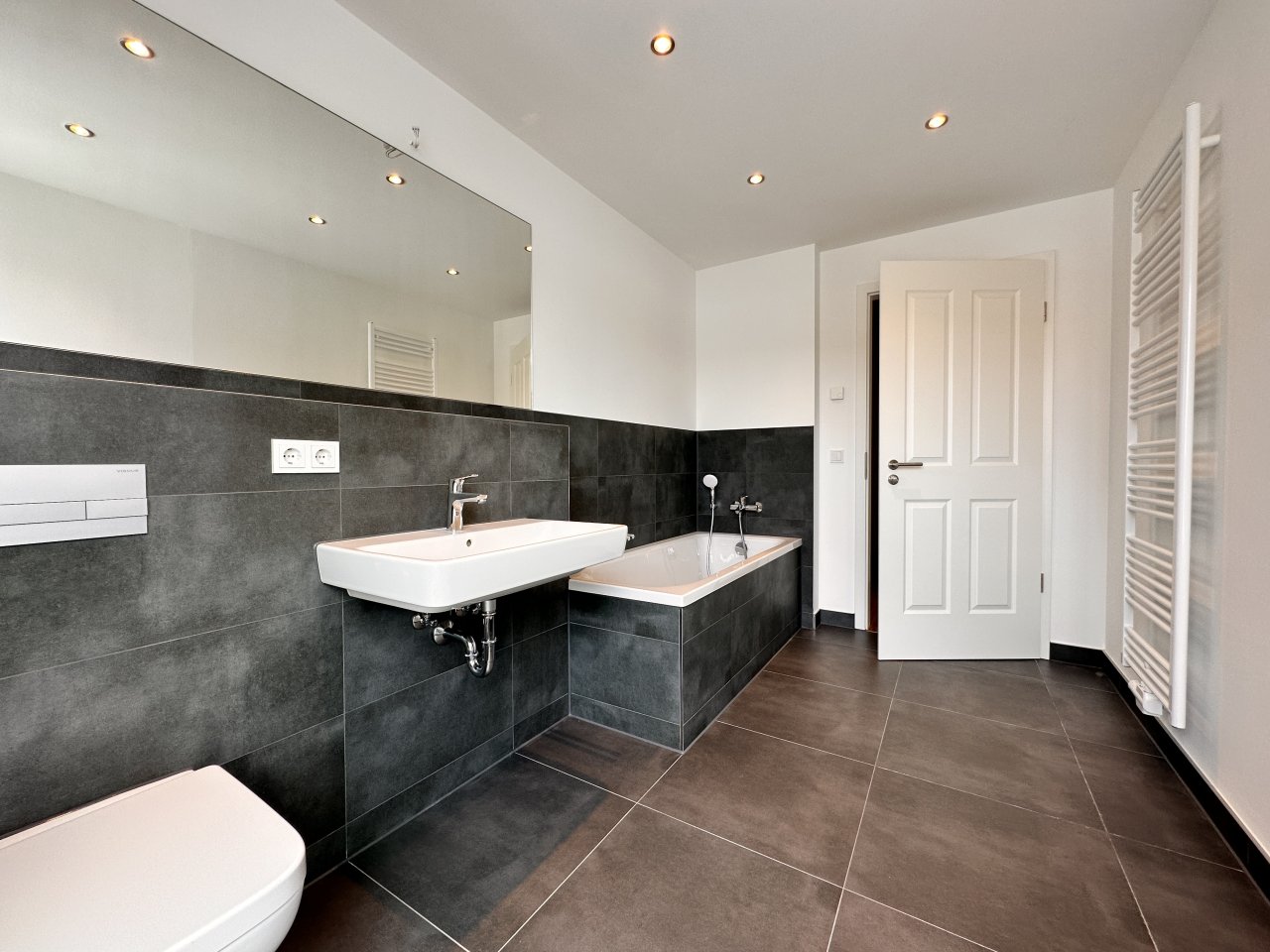 VERMIETET: Edle Maisonette-Wohnung mit großem Balkon, Einbauküche, 2 Bädern, Lift, 2 TG-Stellplätzen