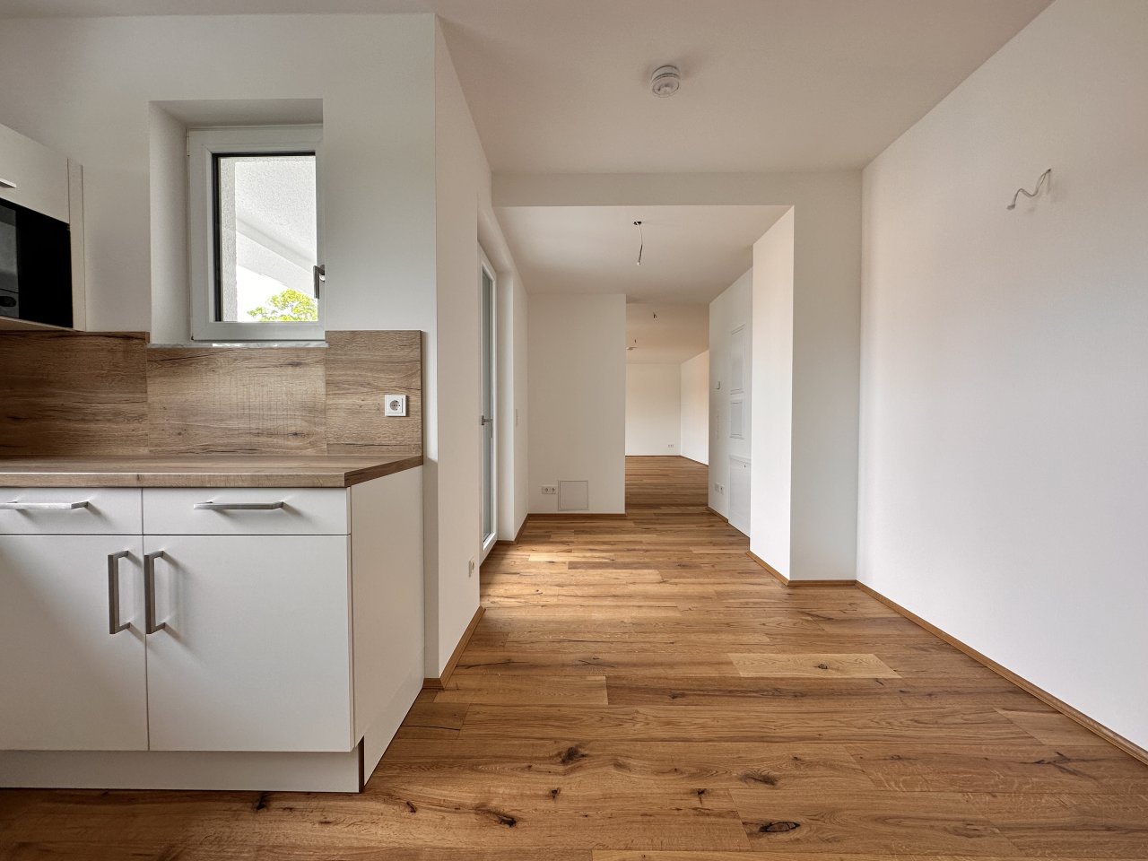 VERMIETET: Edle Maisonette-Wohnung mit großem Balkon, Einbauküche, 2 Bädern, Lift, 2 TG-Stellplätzen