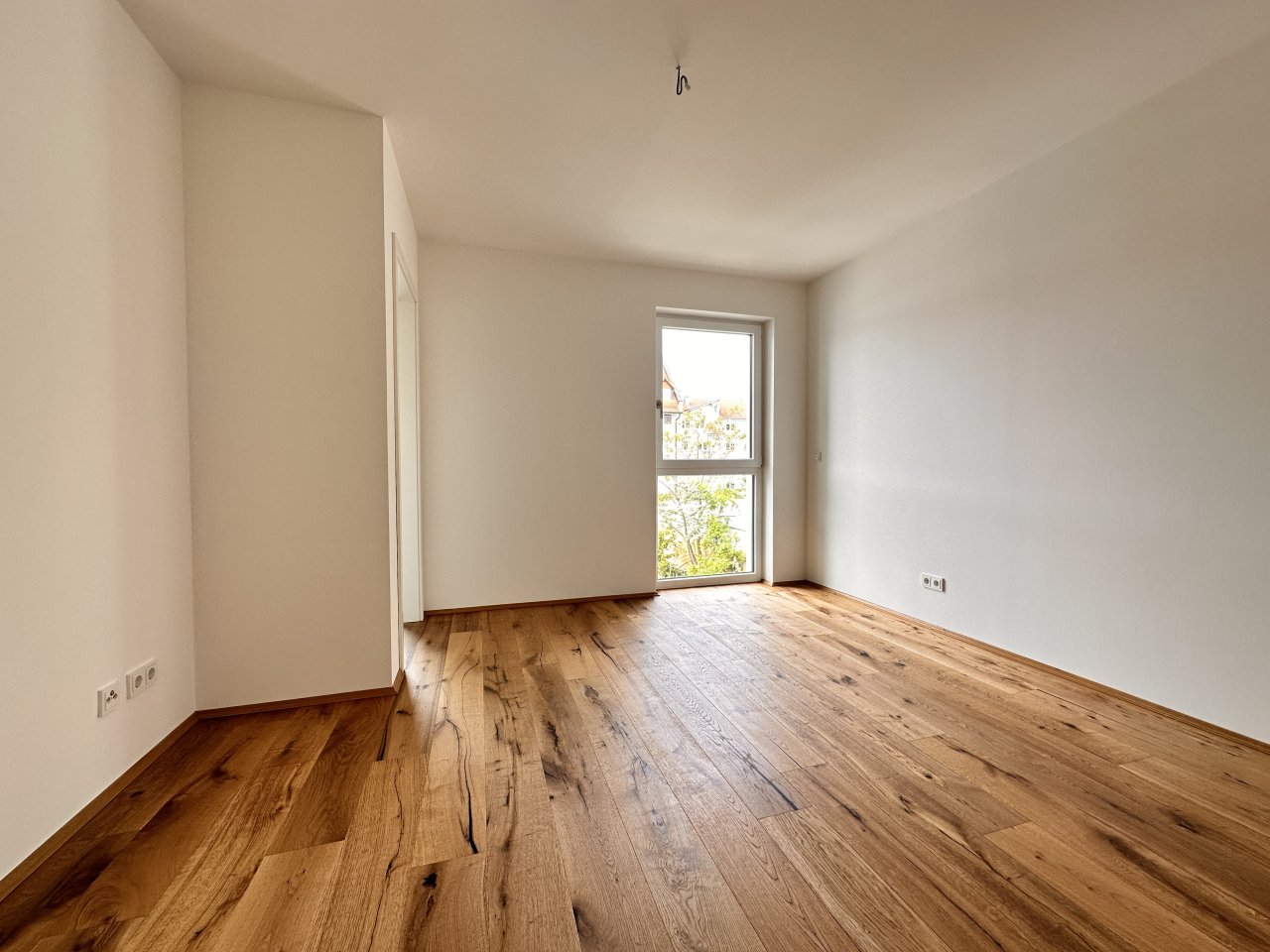 VERMIETET: Edle Maisonette-Wohnung mit großem Balkon, Einbauküche, 2 Bädern, Lift, 2 TG-Stellplätzen