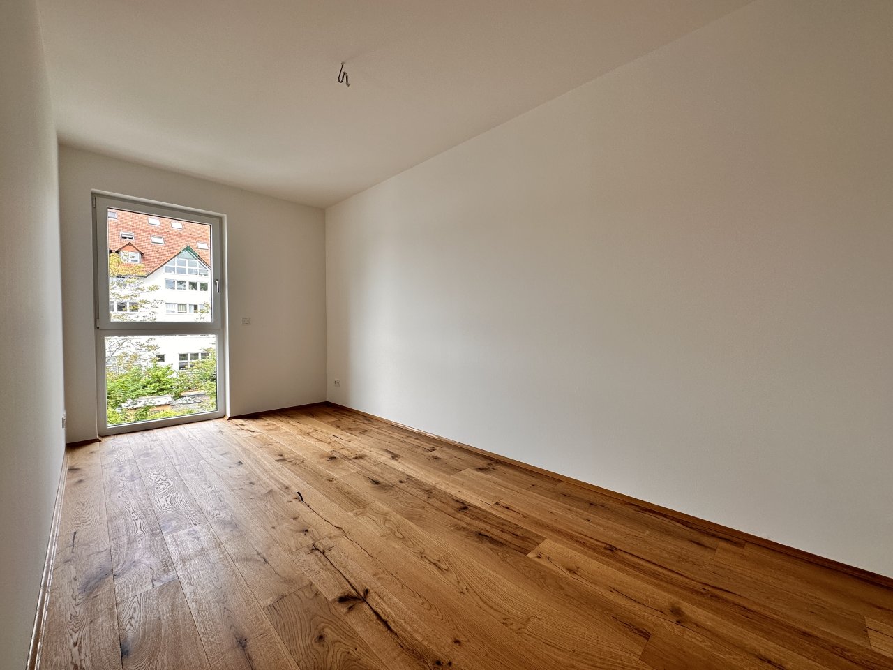 VERMIETET: Edle Maisonette-Wohnung mit großem Balkon, Einbauküche, 2 Bädern, Lift, 2 TG-Stellplätzen