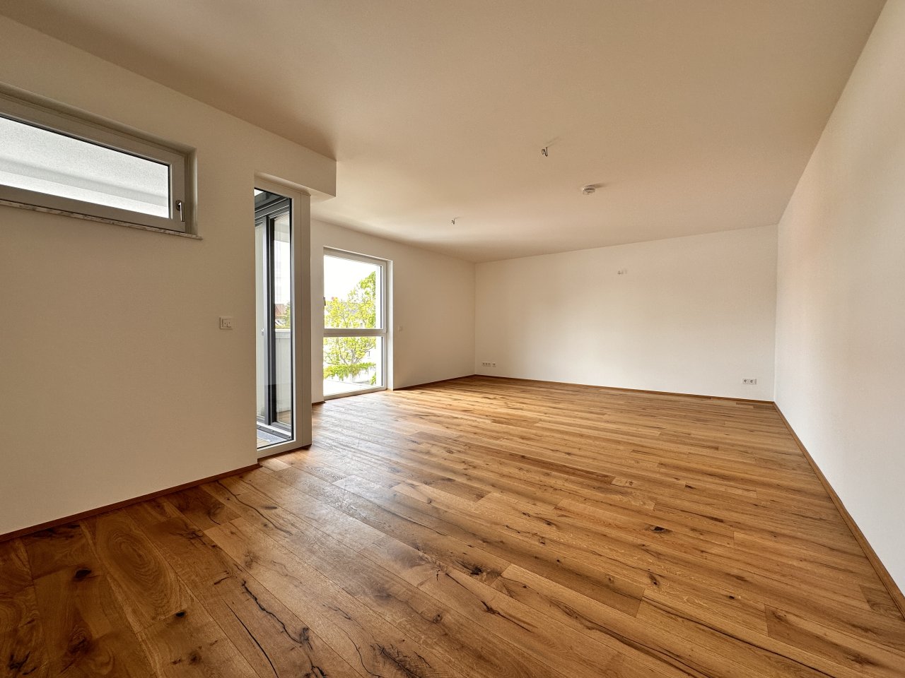 VERMIETET: Edle Maisonette-Wohnung mit großem Balkon, Einbauküche, 2 Bädern, Lift, 2 TG-Stellplätzen