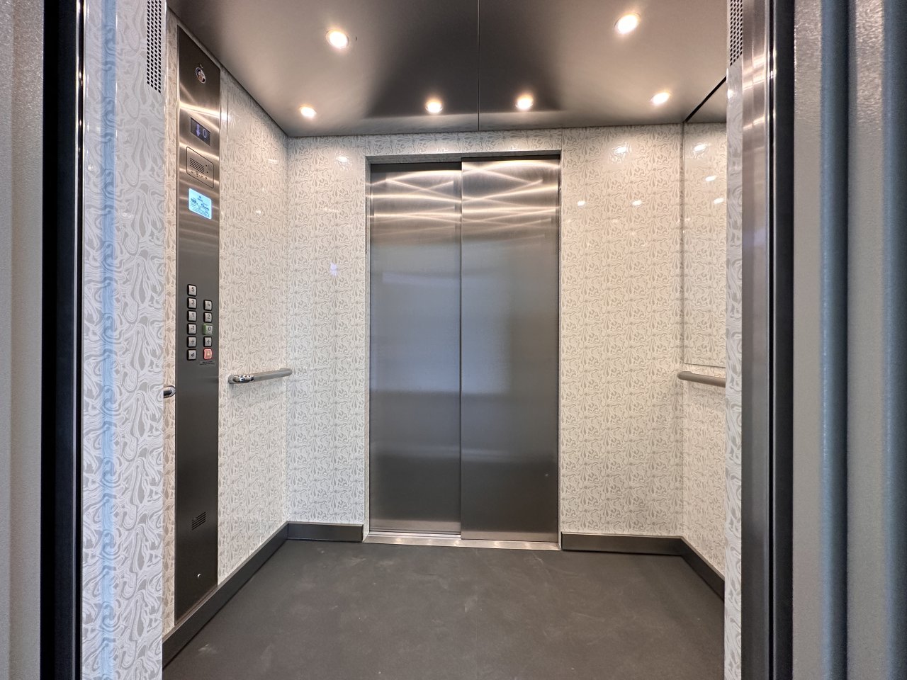 VERMIETET: Edle Maisonette-Wohnung mit großem Balkon, Einbauküche, 2 Bädern, Lift, 2 TG-Stellplätzen