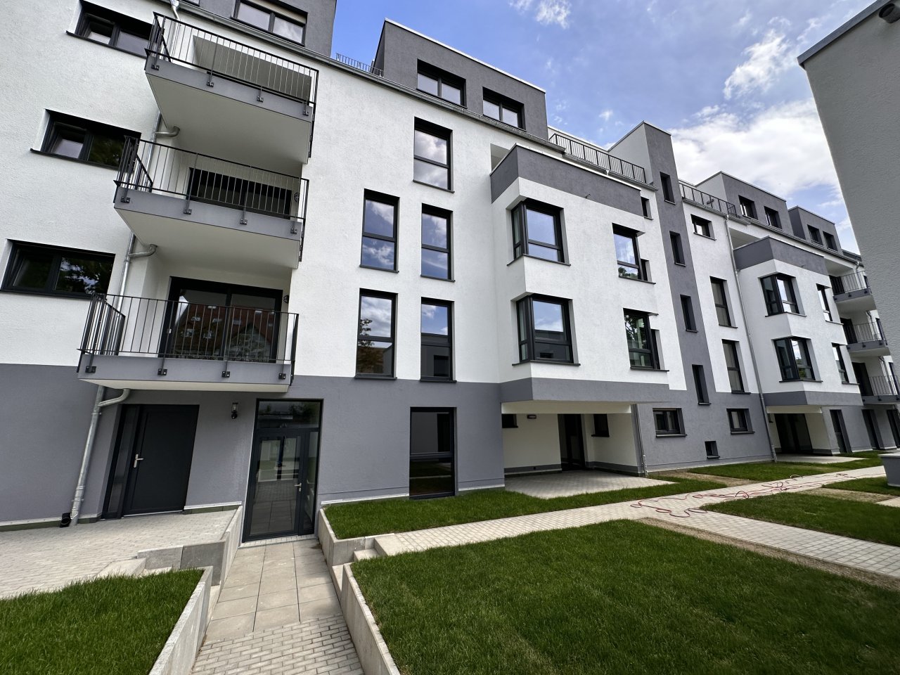 VERMIETET: Edle Maisonette-Wohnung mit großem Balkon, Einbauküche, 2 Bädern, Lift, 2 TG-Stellplätzen