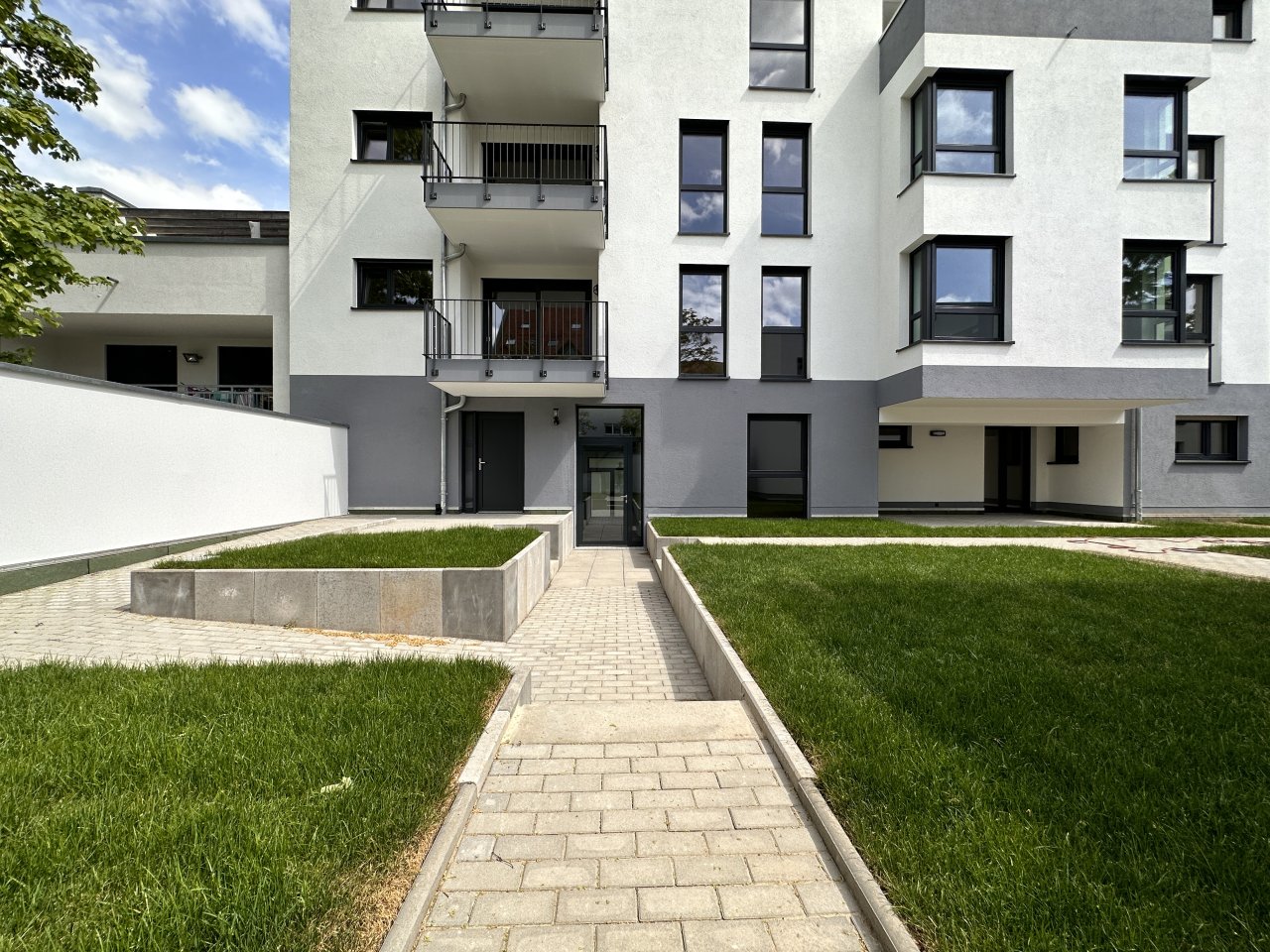 VERMIETET: Edle Maisonette-Wohnung mit großem Balkon, Einbauküche, 2 Bädern, Lift, 2 TG-Stellplätzen