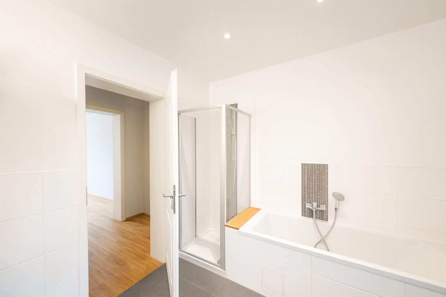 Edle 3-Raumwohnung ** Parkett ** Südwest-Balkon ** Tageslichtbad mit Wanne  Dusche