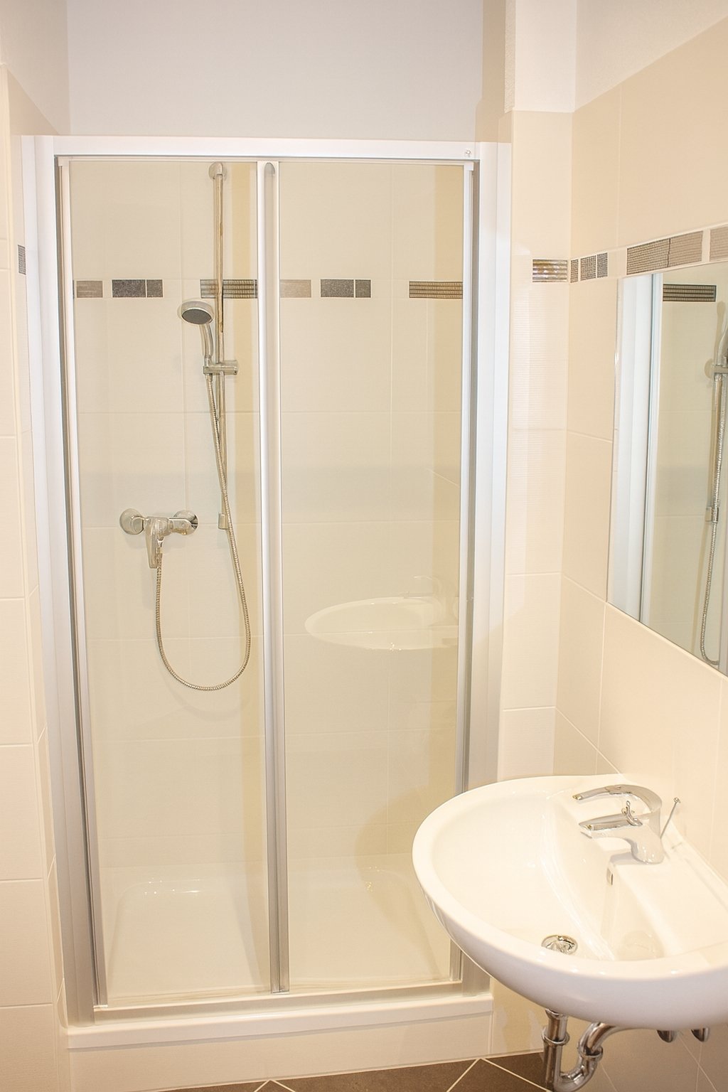 VERKAUFT: Provisionsfrei ** vermietete 3-Raumwohnung ** Balkon ** Parkett