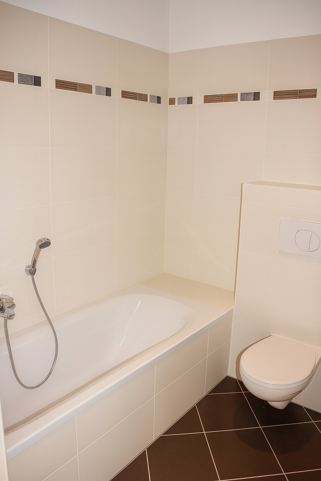 VERKAUFT: Provisionsfrei ** vermietete 3-Raumwohnung ** Balkon ** Parkett