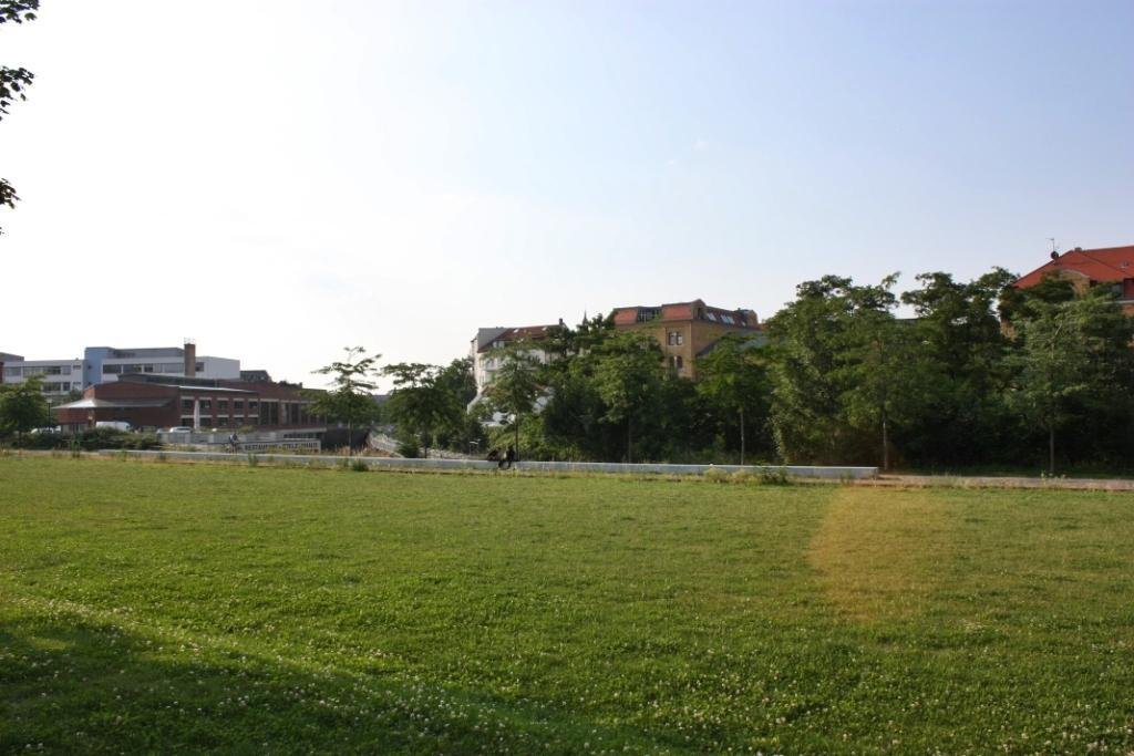 Provisionsfreie und vermietete Dachgeschosswohnung am Park ** 2 Zimmer  ** Südterrasse