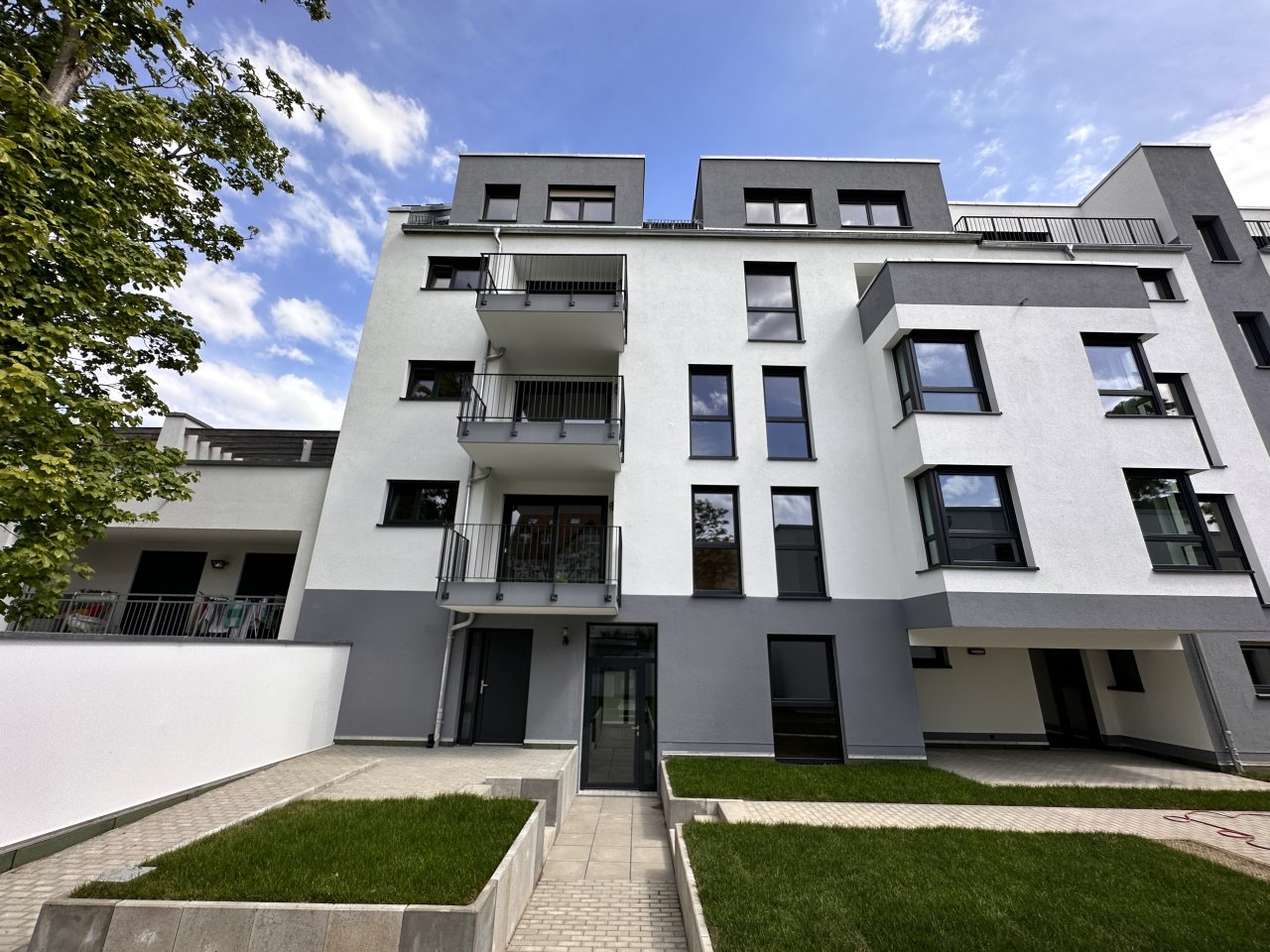 Exklusive Dachgeschosswohnung ** große Dachterrasse ** großer Balkon ** Einbauküche ** Tiefgarage