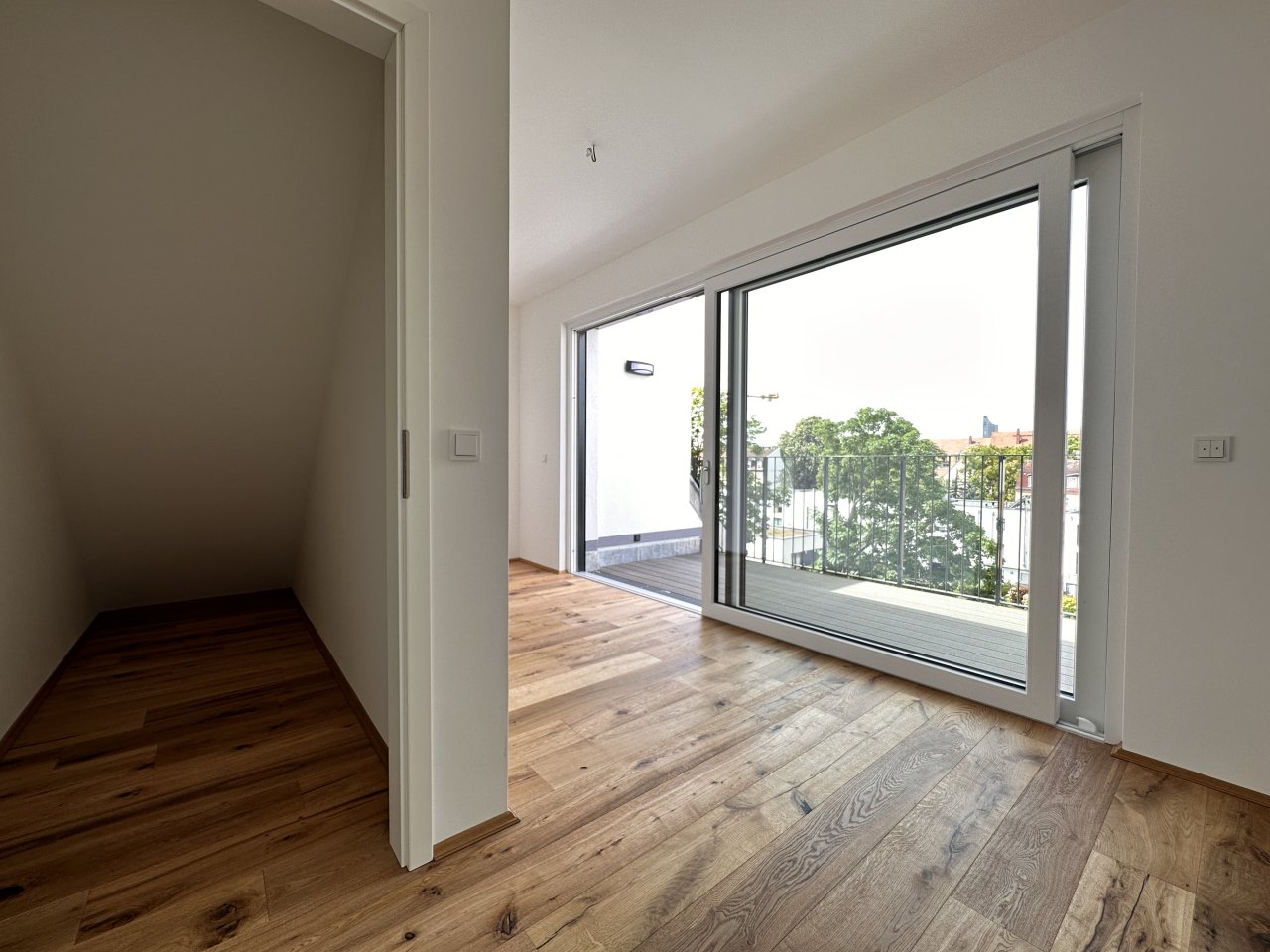 Exklusive Dachgeschosswohnung ** große Dachterrasse ** großer Balkon ** Einbauküche ** Tiefgarage