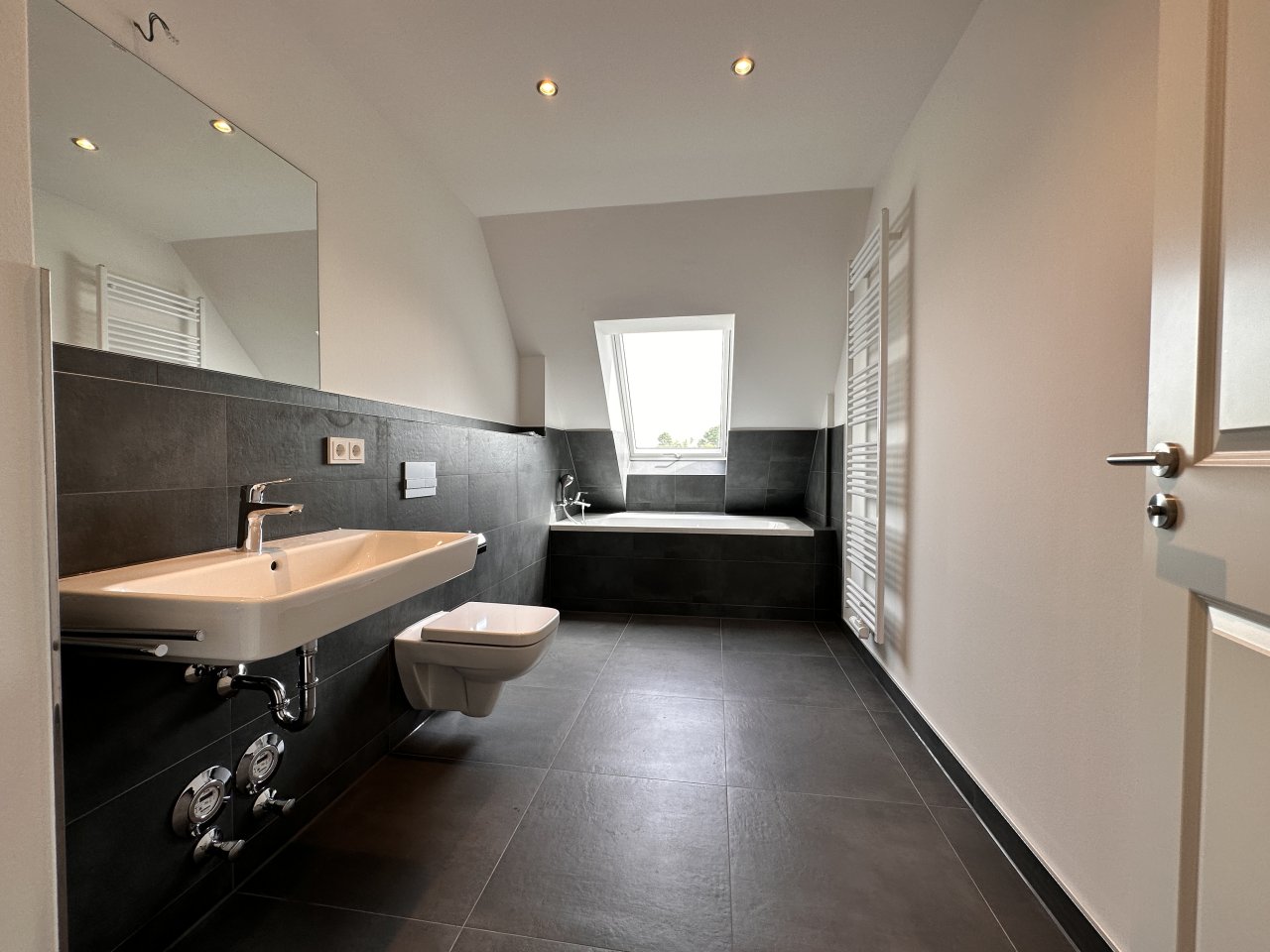 Exklusive Dachgeschosswohnung ** große Dachterrasse ** großer Balkon ** Einbauküche ** Tiefgarage