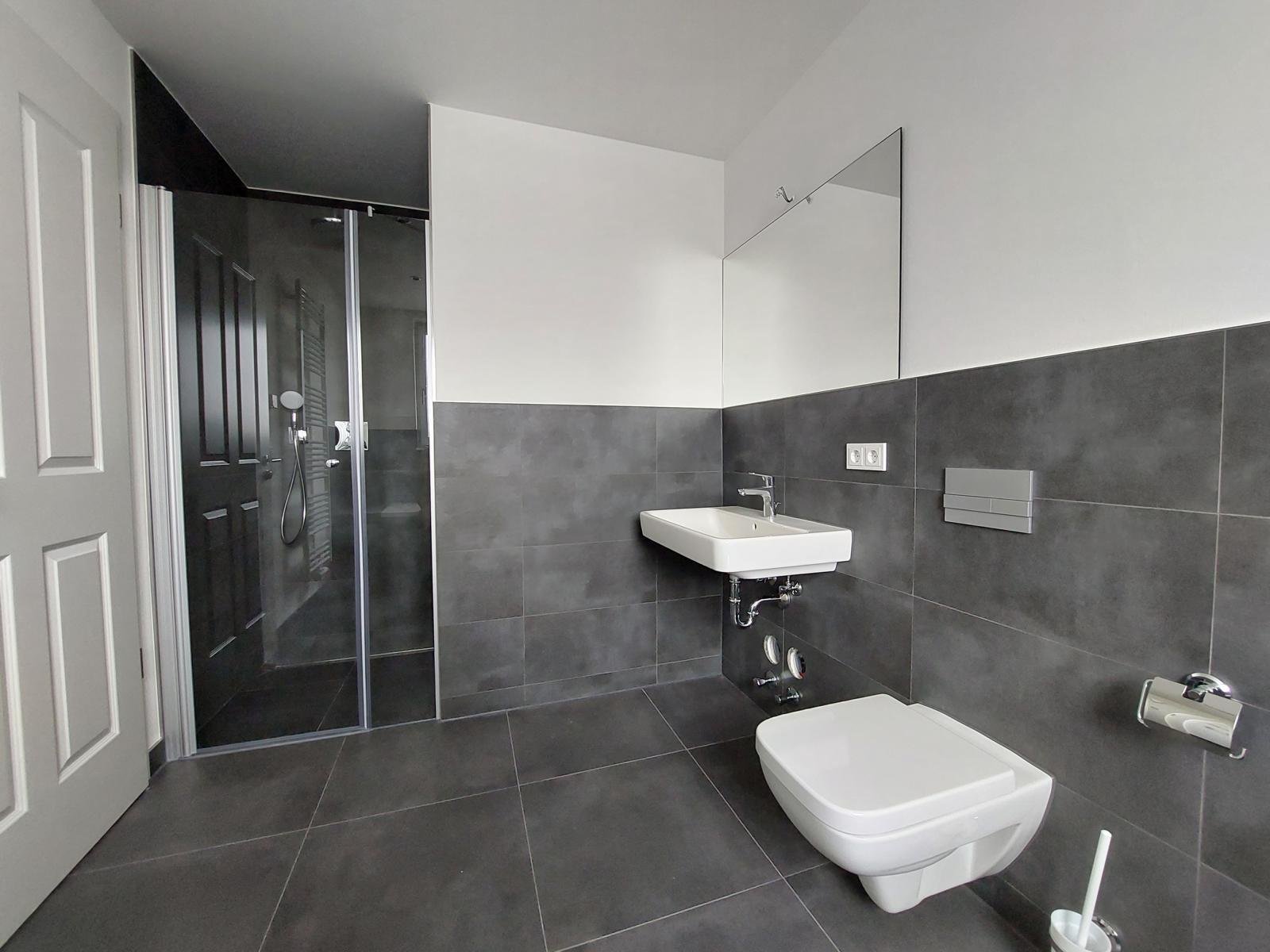 Exklusive Dachgeschosswohnung ** große Dachterrasse ** großer Balkon ** Einbauküche ** Tiefgarage