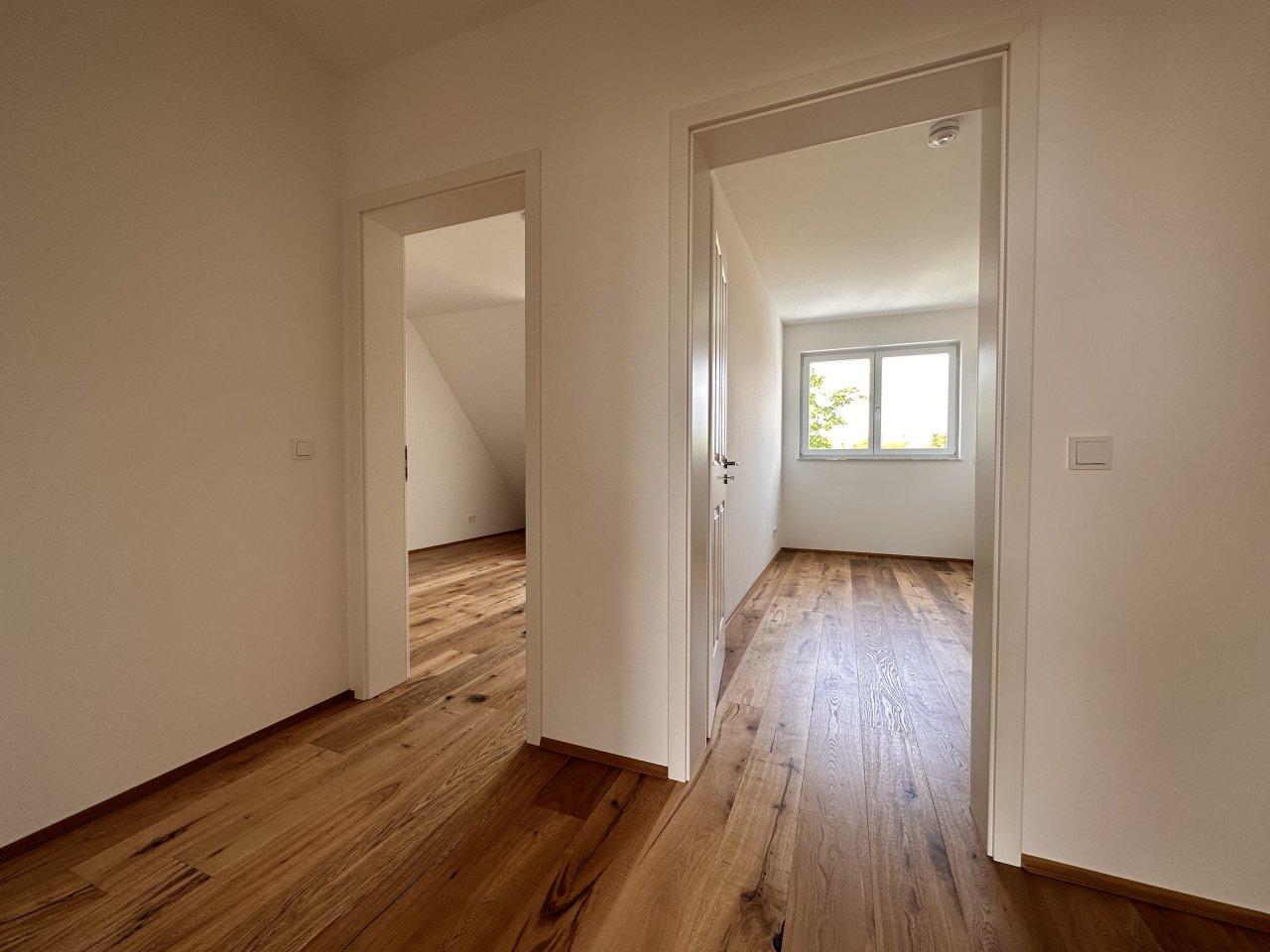 Exklusive Dachgeschosswohnung ** große Dachterrasse ** großer Balkon ** Einbauküche ** Tiefgarage