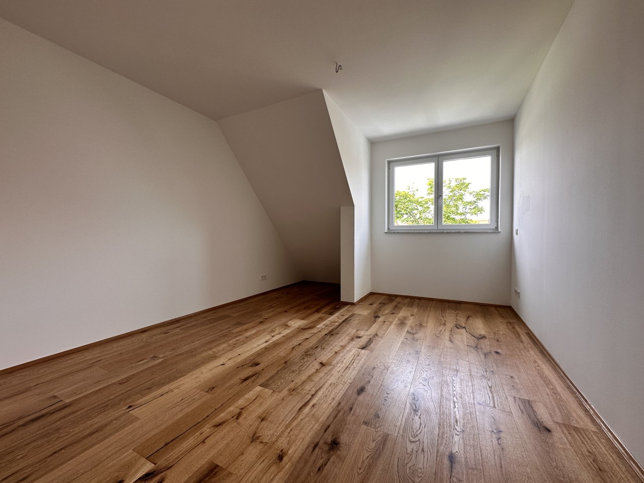 Exklusive Dachgeschosswohnung ** große Dachterrasse ** großer Balkon ** Einbauküche ** Tiefgarage