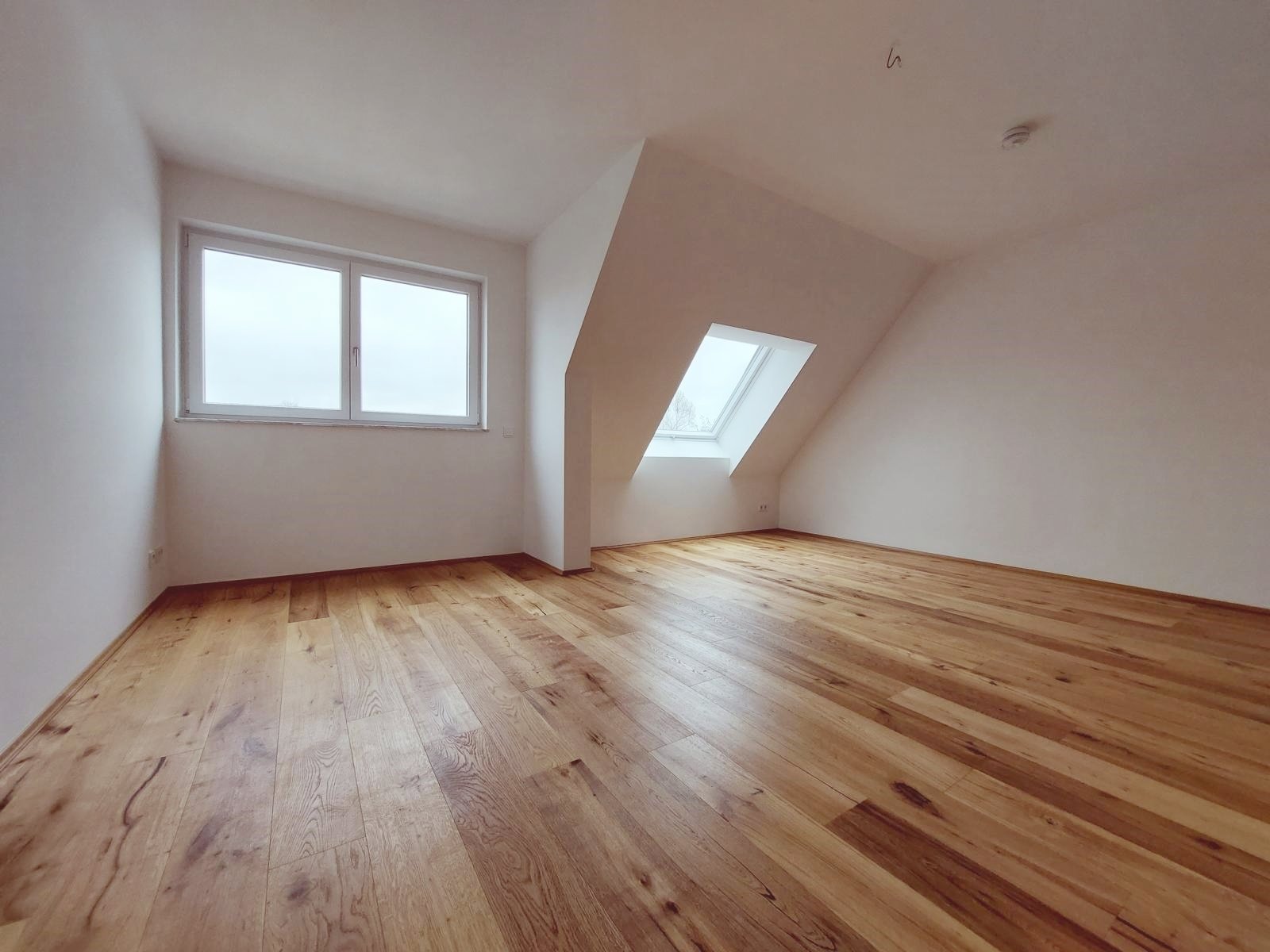 Exklusive Dachgeschosswohnung ** große Dachterrasse ** großer Balkon ** Einbauküche ** Tiefgarage