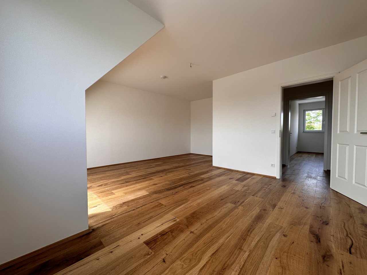 Exklusive Dachgeschosswohnung ** große Dachterrasse ** großer Balkon ** Einbauküche ** Tiefgarage