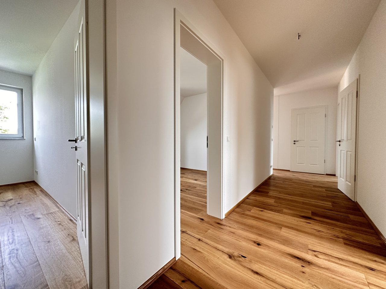 Exklusive Dachgeschosswohnung ** große Dachterrasse ** großer Balkon ** Einbauküche ** Tiefgarage