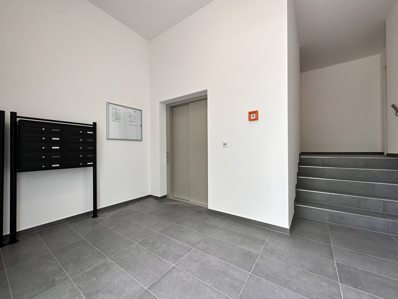 Exklusive Dachgeschosswohnung ** große Dachterrasse ** großer Balkon ** Einbauküche ** Tiefgarage