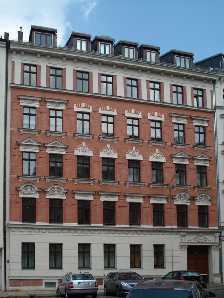 ** Wohnen in Zentrumsnähe ** Dachloggia * Parkett * Tageslichtbad * Garten * ab 01.05.2026