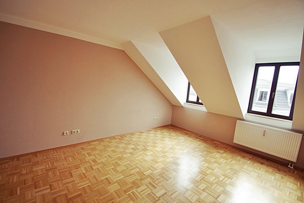 ** Wohnen in Zentrumsnähe ** Dachloggia * Parkett * Tageslichtbad * Garten * ab 01.05.2026