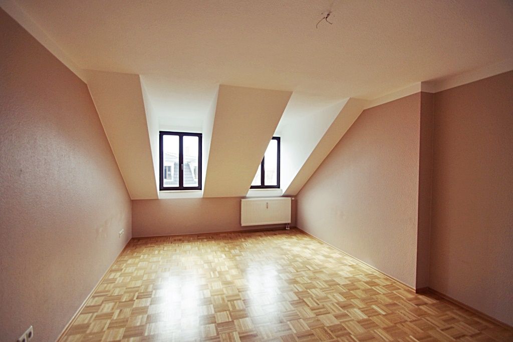 ** Wohnen in Zentrumsnähe ** Dachloggia * Parkett * Tageslichtbad * Garten * ab 01.05.2026