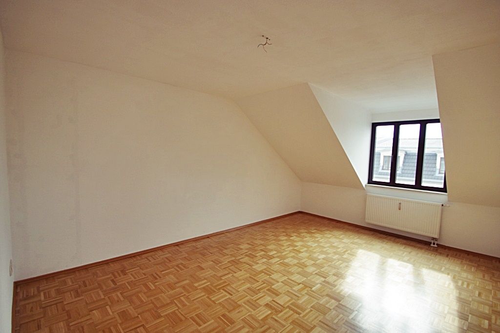 ** Wohnen in Zentrumsnähe ** Dachloggia * Parkett * Tageslichtbad * Garten * ab 01.05.2026