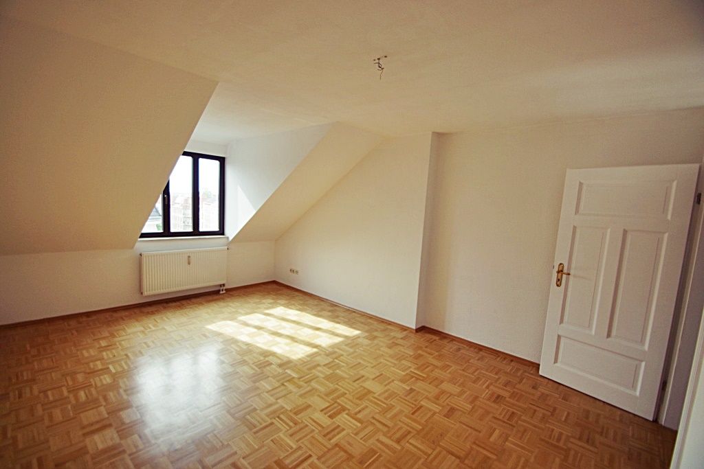 ** Wohnen in Zentrumsnähe ** Dachloggia * Parkett * Tageslichtbad * Garten * ab 01.05.2026