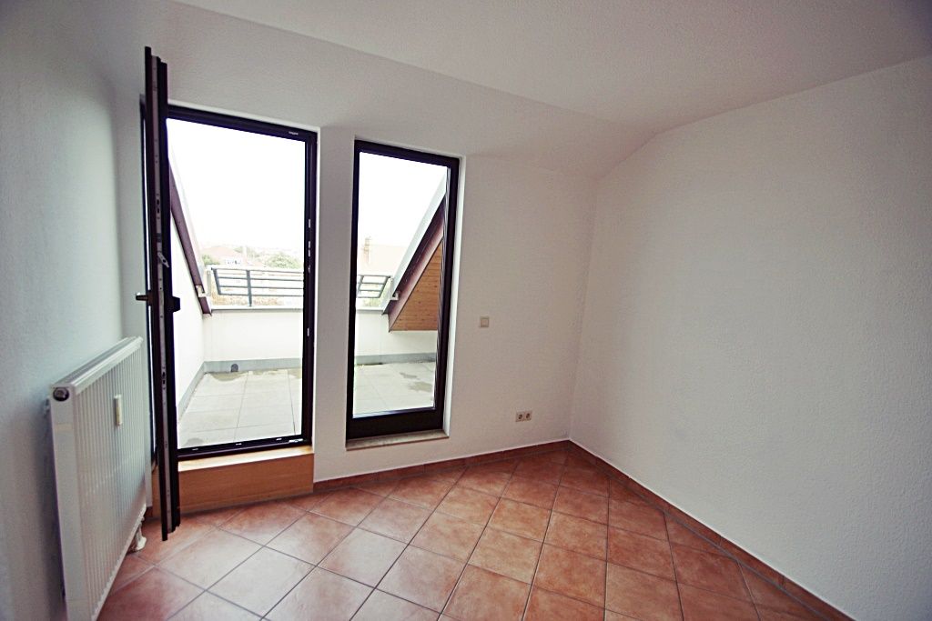 ** Wohnen in Zentrumsnähe ** Dachloggia * Parkett * Tageslichtbad * Garten * ab 01.05.2026