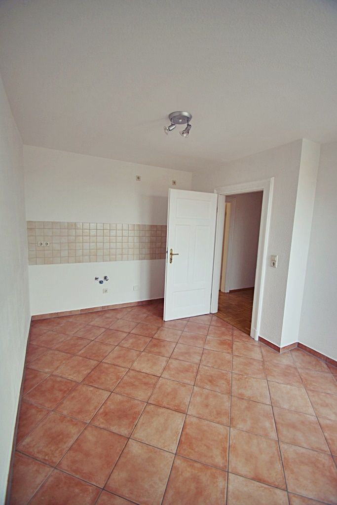 ** Wohnen in Zentrumsnähe ** Dachloggia * Parkett * Tageslichtbad * Garten * ab 01.05.2026