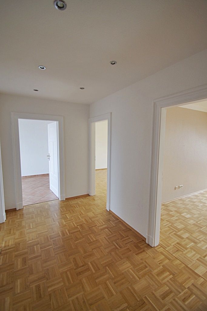 ** Wohnen in Zentrumsnähe ** Dachloggia * Parkett * Tageslichtbad * Garten * ab 01.05.2026